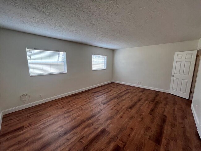 Building Photo - 1414 NE 5th Terrace