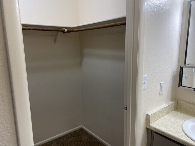 Building Photo - Super Cute 2 Bed 2 Bath in Murray