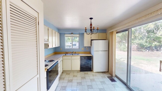 Building Photo - 2 bedroom duplex in quiet cul-de-sac