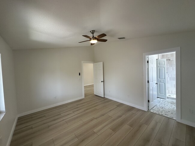 Building Photo - Remodeled 4-bedroom 2 bath 2 car garage in...