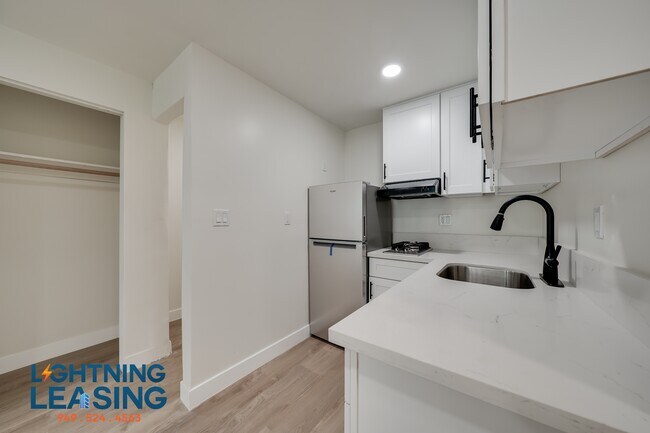 Building Photo - 428 S Venice Blvd