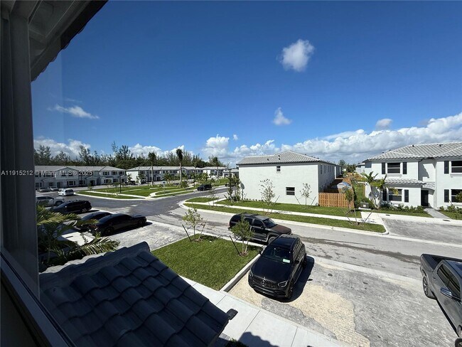 Building Photo - 1111 SE 2nd St