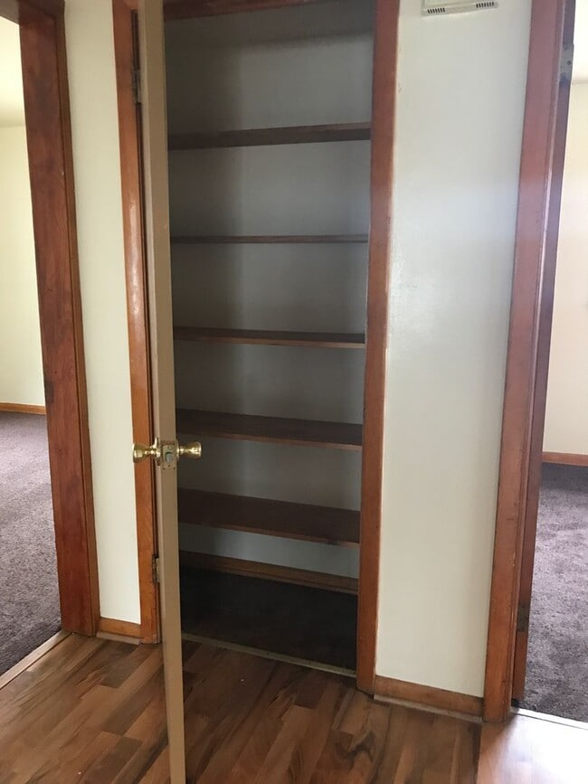 Building Photo - 4BR SINGLE FAMILY HOME, GREAT LOCATION, YARD, PARKING, BASEMENT