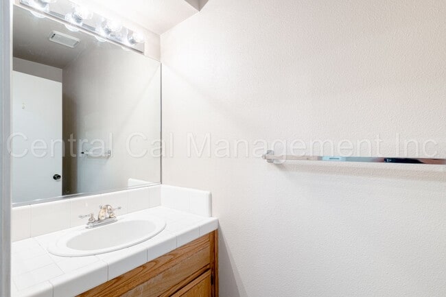 Building Photo - 3 Bedroom/2.5 Bath Home in Silver Creek - $2295 Per Month!