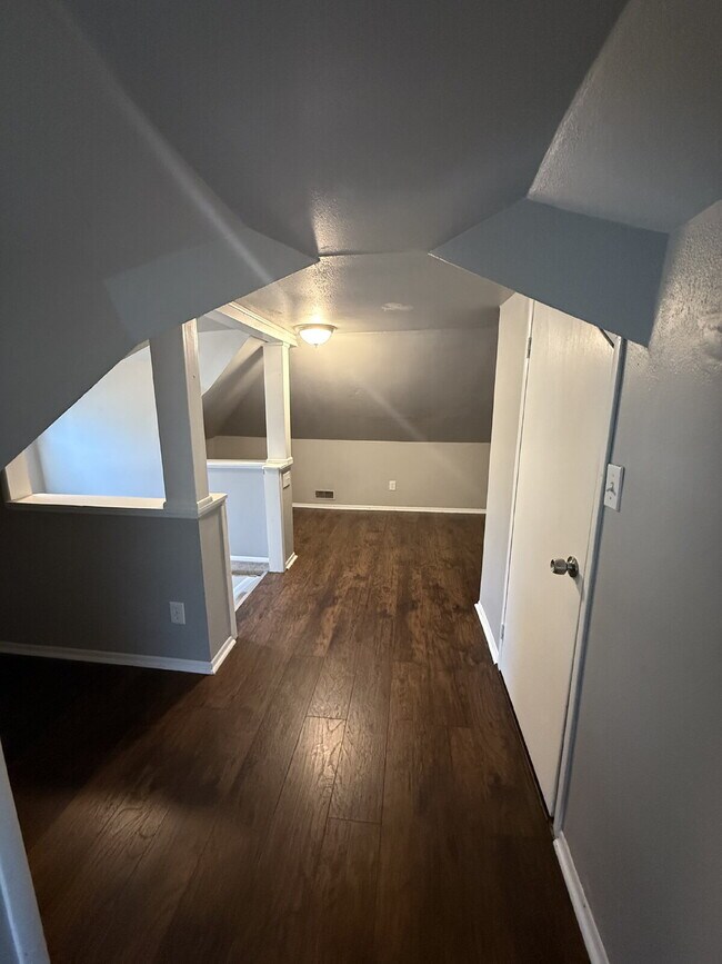 Building Photo - Charming 2 Bedroom 1 Bathroom with small b...