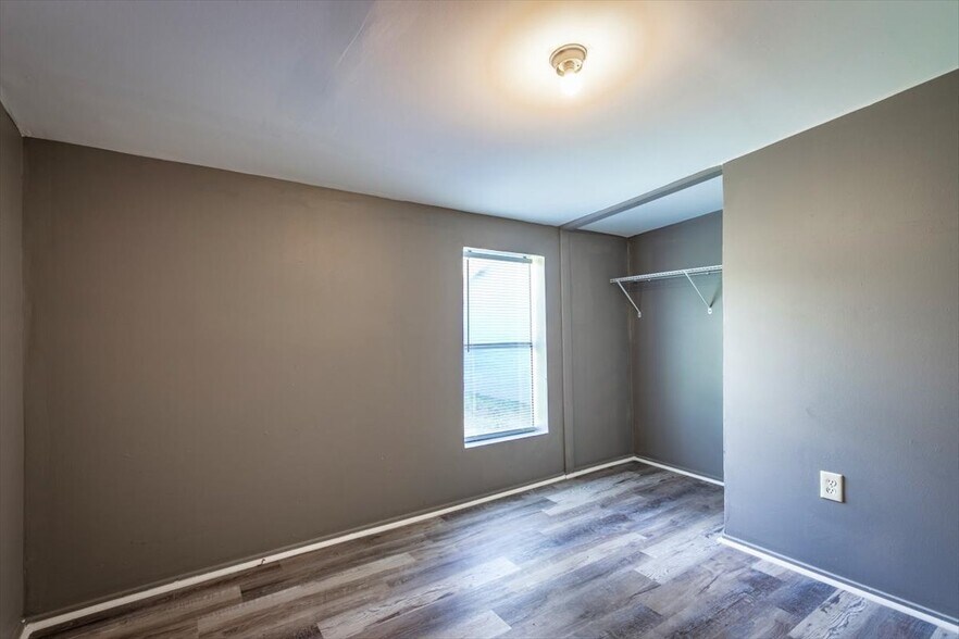 Building Photo - 531 New Berlin Rd