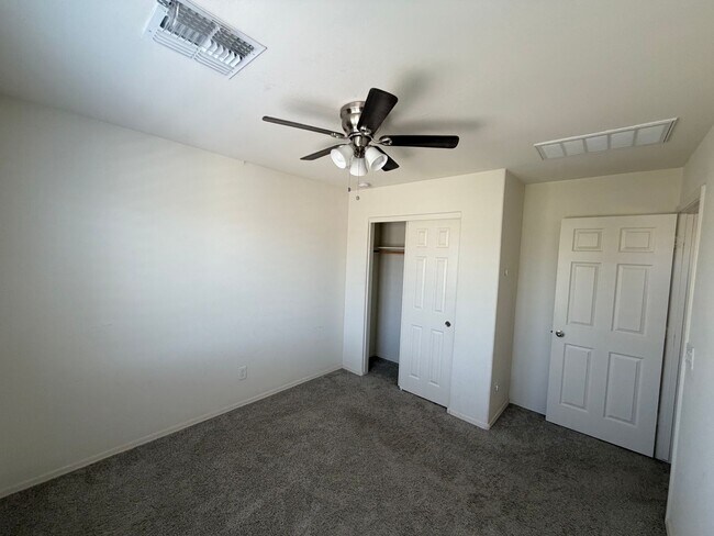 Building Photo - 3 bedroom 3 bath Home