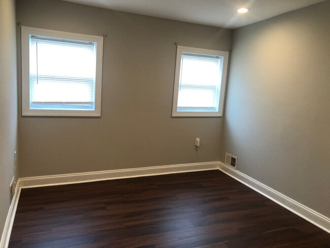 Building Photo - Beautiful 2 full bathroom (2)1/2 bathroom 2 bedroom townhouse in Baltimore City