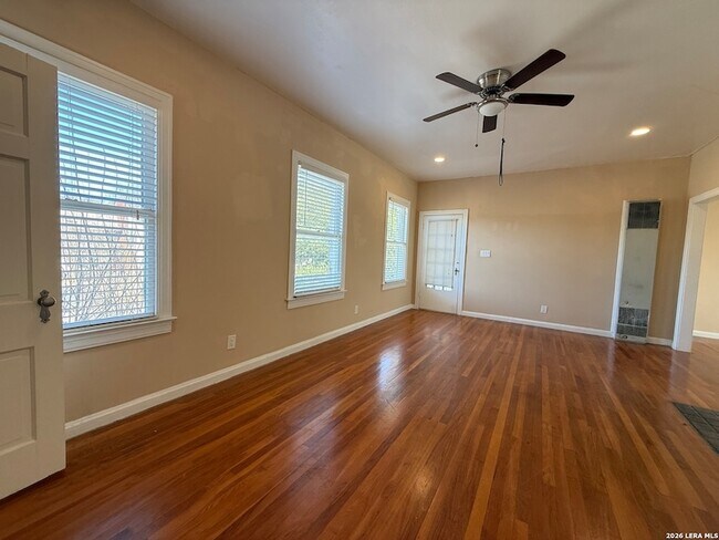 Building Photo - 530 W Gramercy Pl