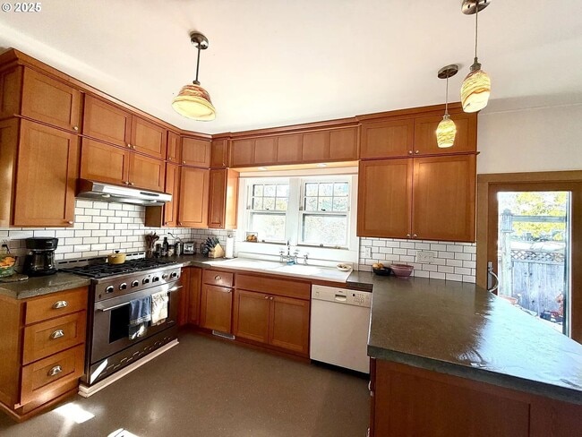 Building Photo - 1702 Cedar St