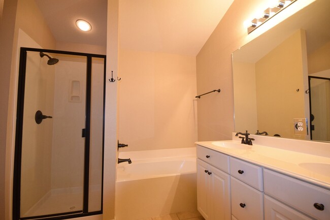 Building Photo - Beautiful 2 bed, 2.5 Bath Townhome in Plano