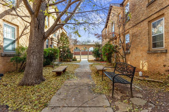 Building Photo - Windsor Court Apartments