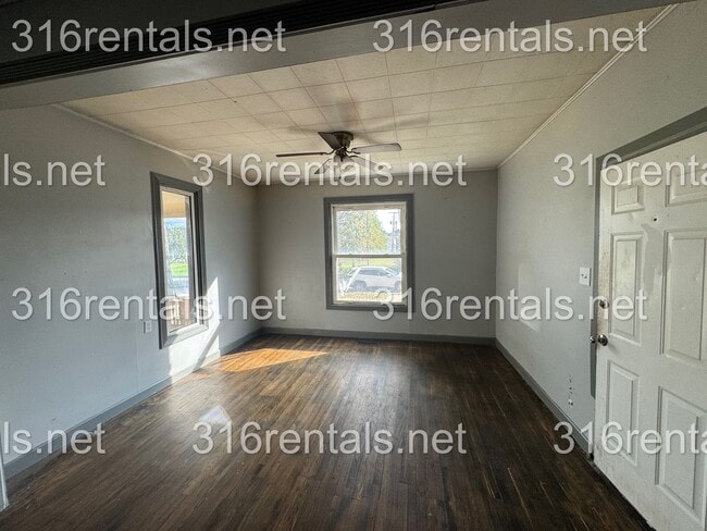 Building Photo - $899 - 2 bed 1 bath - Single Family Home