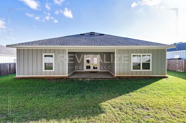 Building Photo - Charming Gold Fortified Home in Live Oak E...