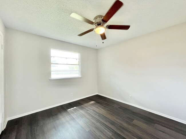 Building Photo - Gorgeous 3/2 recently renovated in homey neighborhood