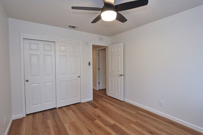 Building Photo - Beautiful corner halfplex available now for rent!