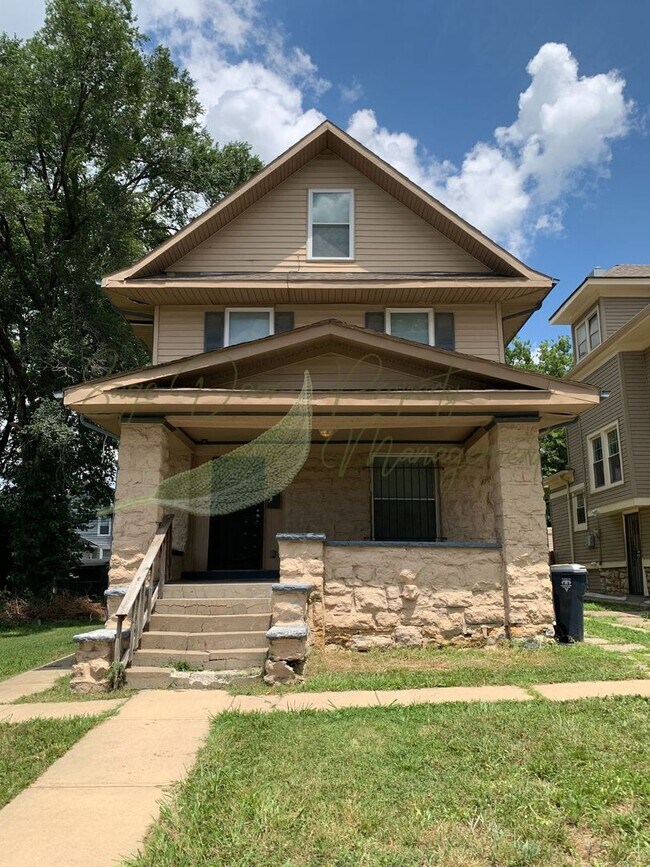 Building Photo - RECENTLY UPDATED 4 BEDROOM HOME!!