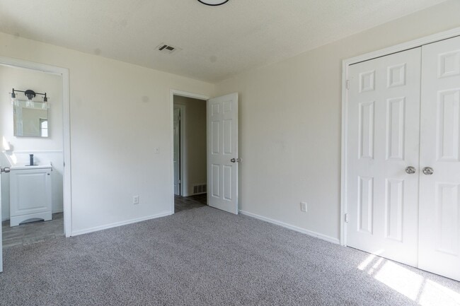 Building Photo - Cute 5 Bedroom House!