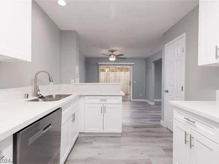 Building Photo - 8437 Majestic View Ave