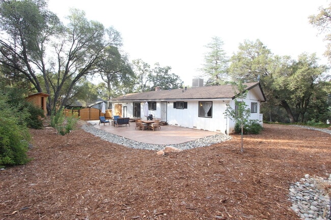 Building Photo - Stunning home in fabulous location!  They ...