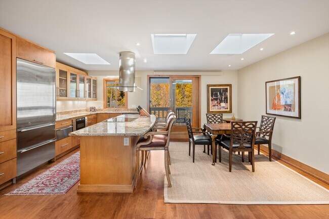 Building Photo - 1020 E Hopkins Ave