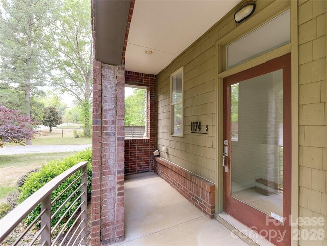 Building Photo - 1174 Park West Dr