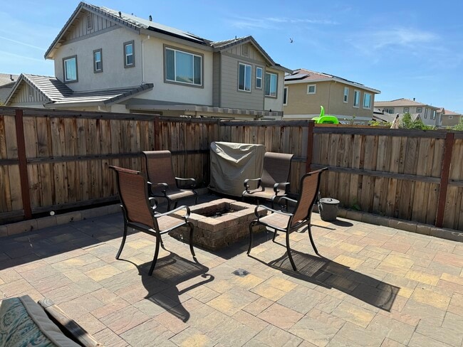 Building Photo - 501 Aster St