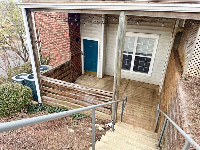 Building Photo - 810 Beverley Dr