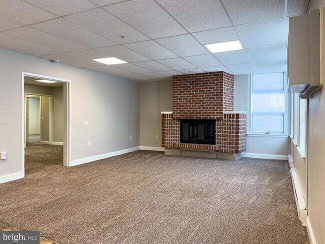 Building Photo - 100 S Front St