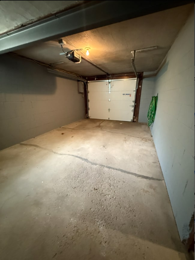 Building Photo - Adorable 3 Bedroom, 2 Bathroom Home with Garage & Off-Street Parking