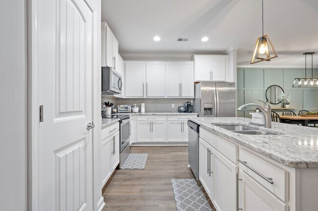 Building Photo - Furnished rental/Short Term Available