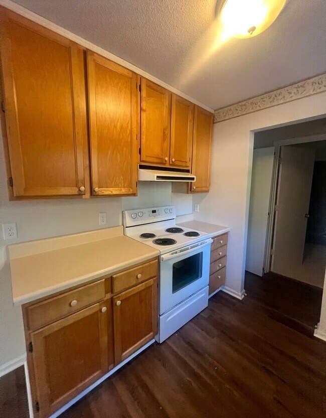 Building Photo - Brick one level home, Live Oak Tree, 3-4 bedrooms, fenced yard, deck.