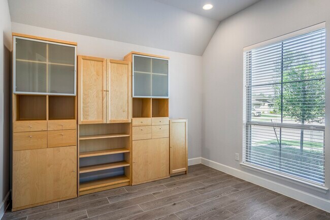 Building Photo - 7845 Charter Hill Dr