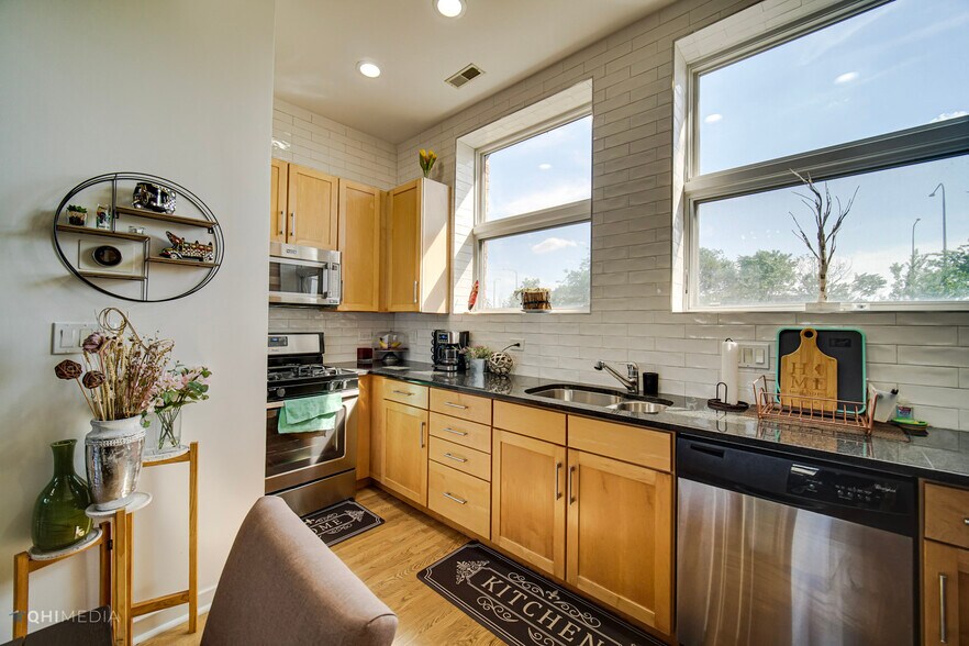 Building Photo - 2828 N Talman Ave