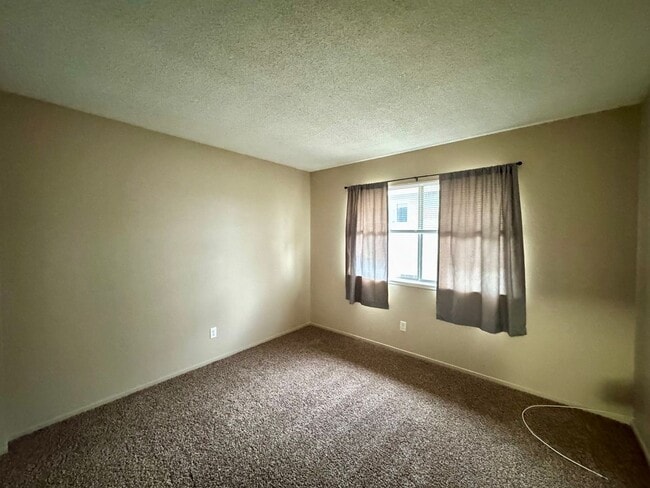 Building Photo - Cozy condo in Auburn