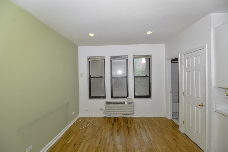 Building Photo - 909 W Dakin