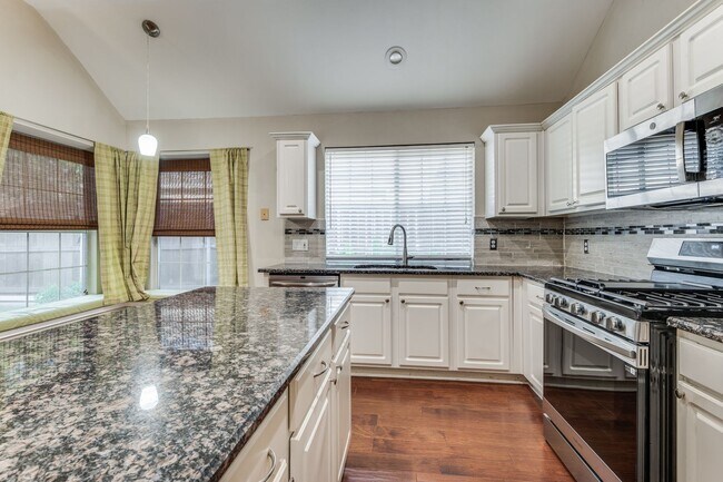 Building Photo - Stunning 3 Bedroom in the Champion Streets...