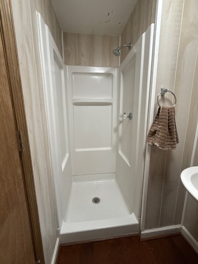 Building Photo - "Charming 4-Bedroom Home with Hardwood Floors on Ready Section Road!"