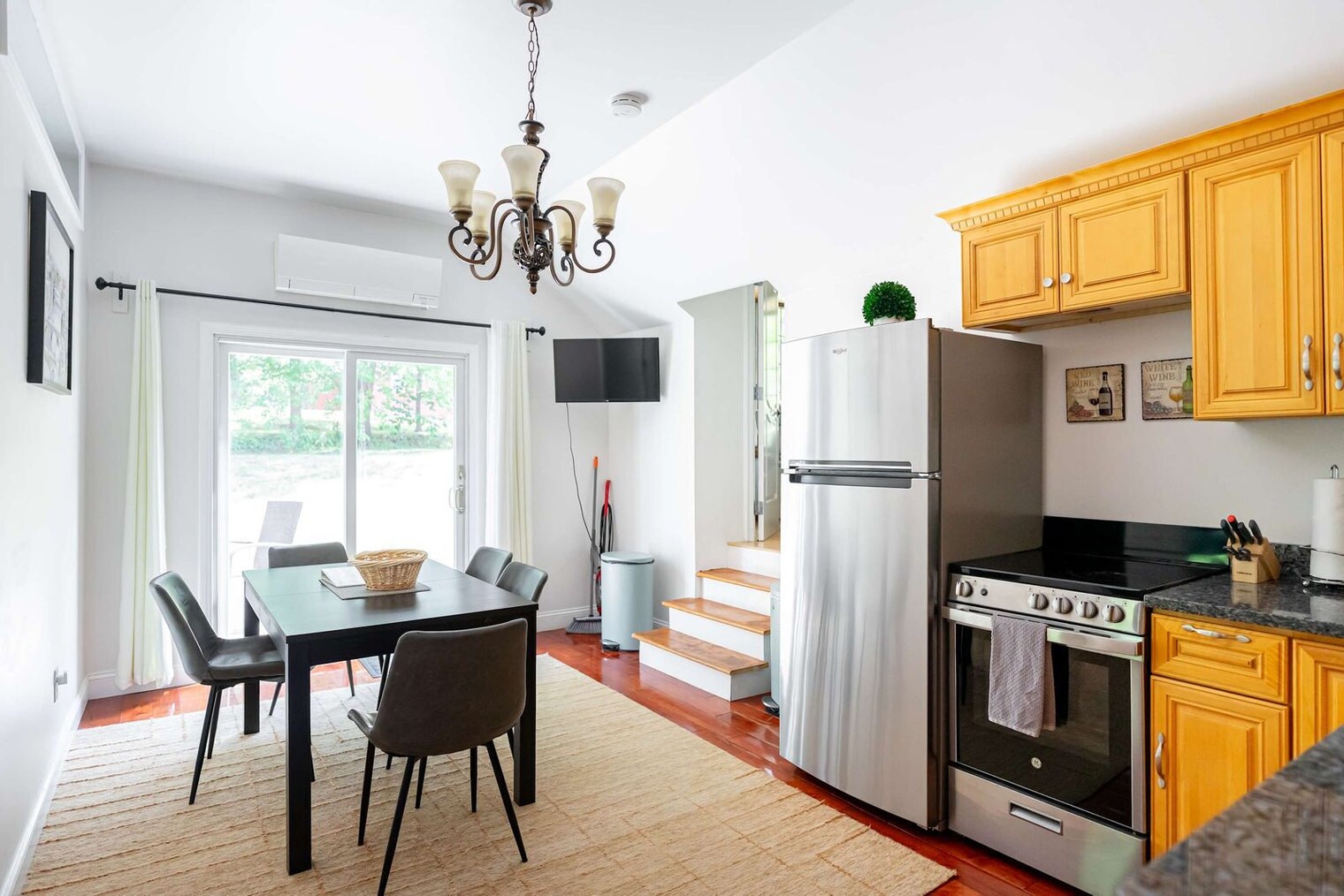 Building Photo - 253 Main St