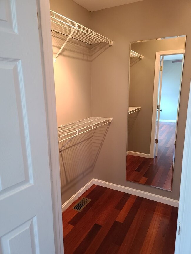 Building Photo - 3 Bedroom 2 1/2 bath end unit Townhome for...