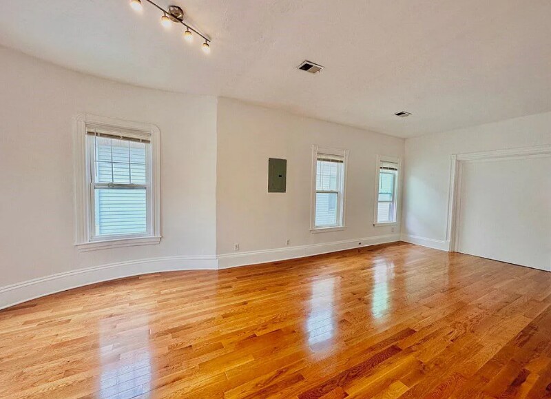 Building Photo - 98 Harrishof St