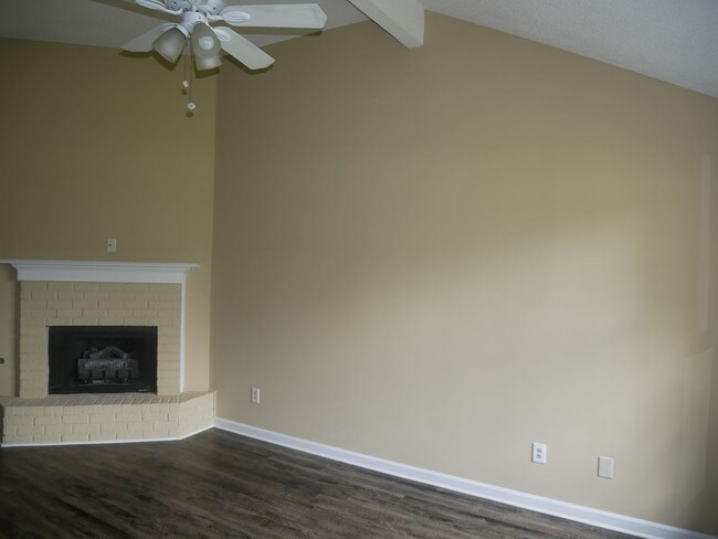 Building Photo - 2885 Waverly Dr