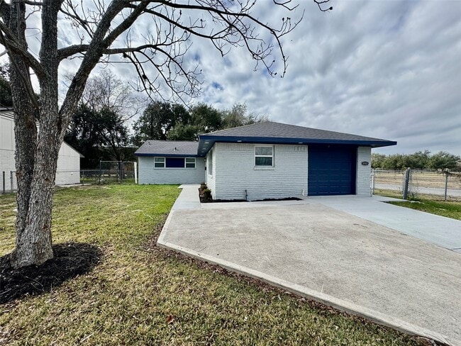 Building Photo - 5502 Elm Tree Dr