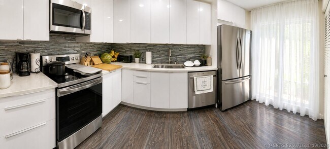 Building Photo - 6723 Via Regina