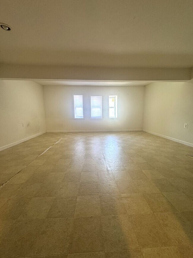 Building Photo - 3BR/1.5BA Historic Townhouse in the Heart of Shaw with Parking