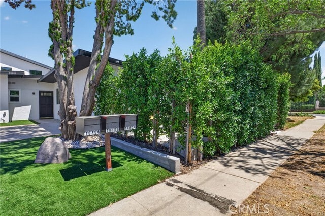 Building Photo - 10804 Paso Robles Ave