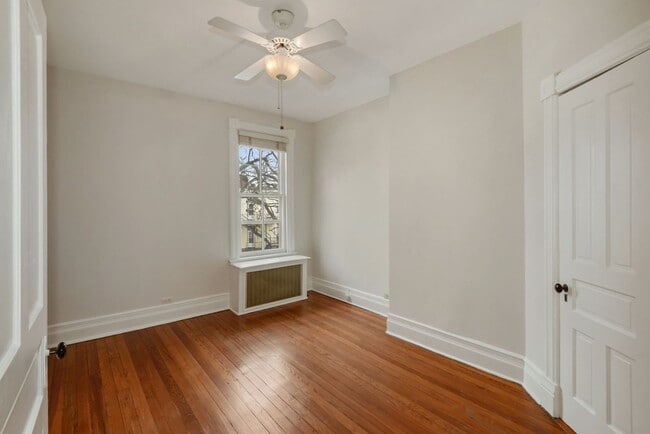 Building Photo - 3 Bed 2.5 Bathroom - Capitol Hill Rowhome - Driveway For Parking