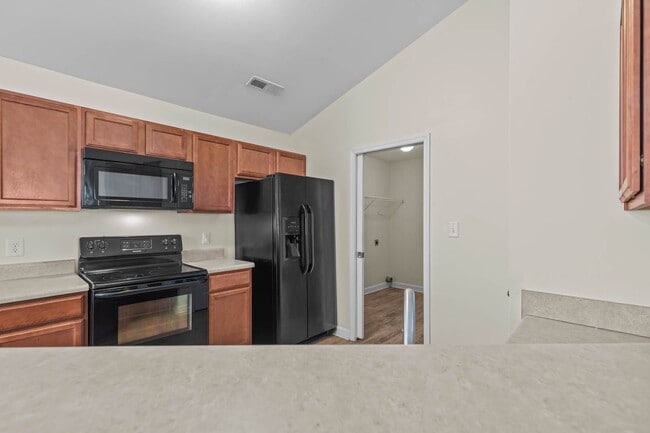 Building Photo - 3 Bedroom 2 Bathroom Home