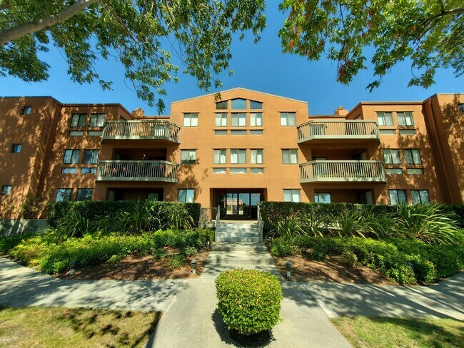 Building Photo - Spacious 2 bedroom 2 bath condo with perfect floor plan