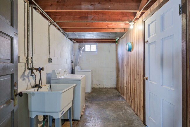 Building Photo - 5508 Corby St